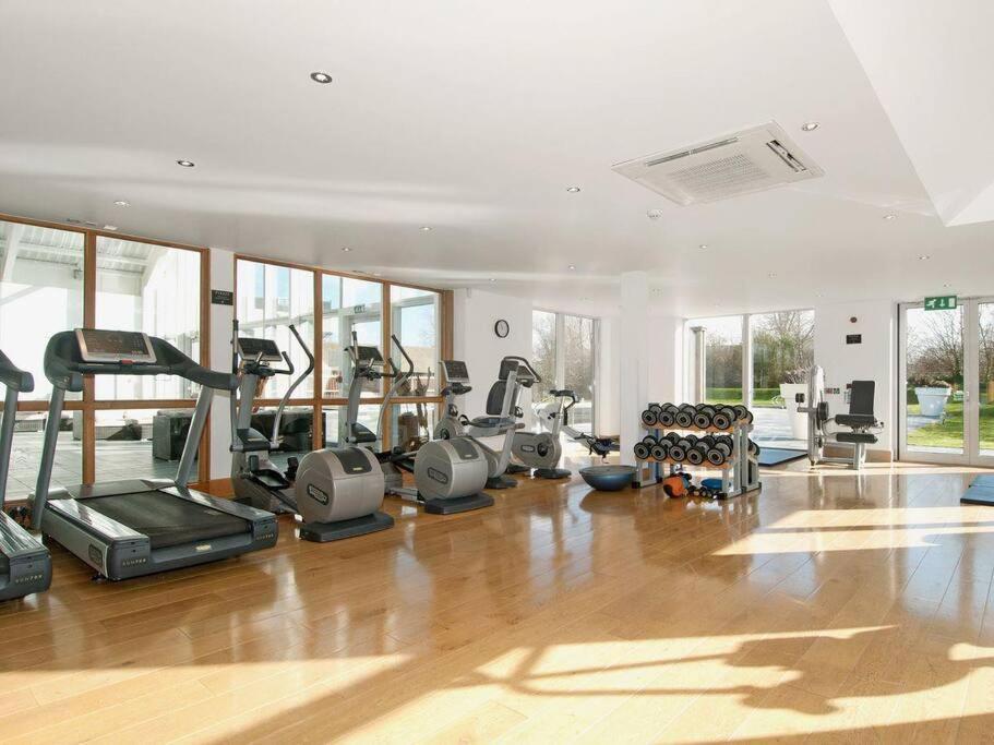 Cotswolds Lake Side Home With Luxury Spa Swallows Nest,Lower Mill Estate, Lakeside Home And Spa With A Harry Potter Cupboard Under The Stairs Somerford Keynes Ngoại thất bức ảnh