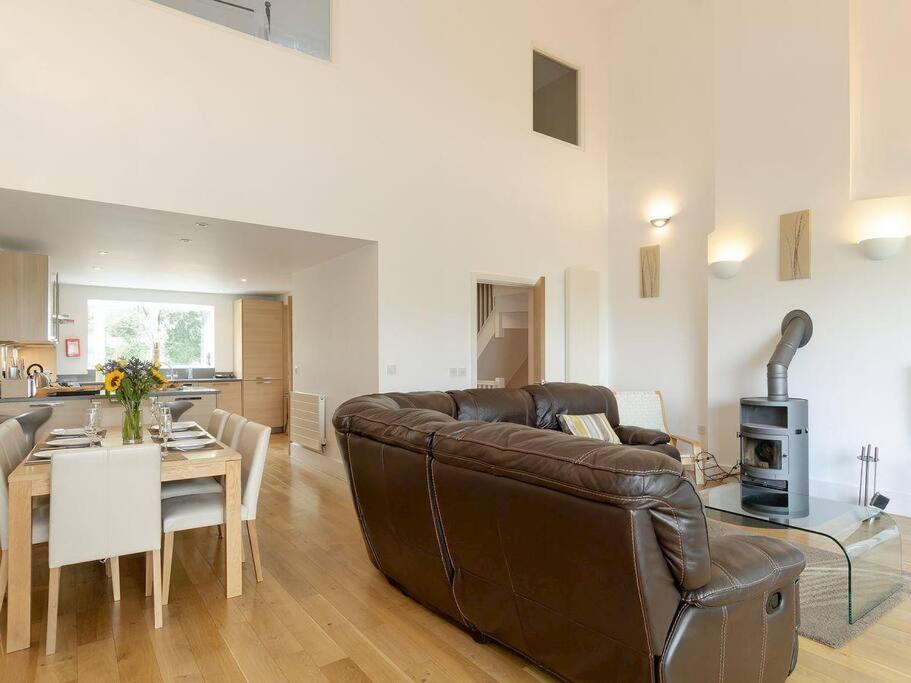 Cotswolds Lake Side Home With Luxury Spa Swallows Nest,Lower Mill Estate, Lakeside Home And Spa With A Harry Potter Cupboard Under The Stairs Somerford Keynes Ngoại thất bức ảnh