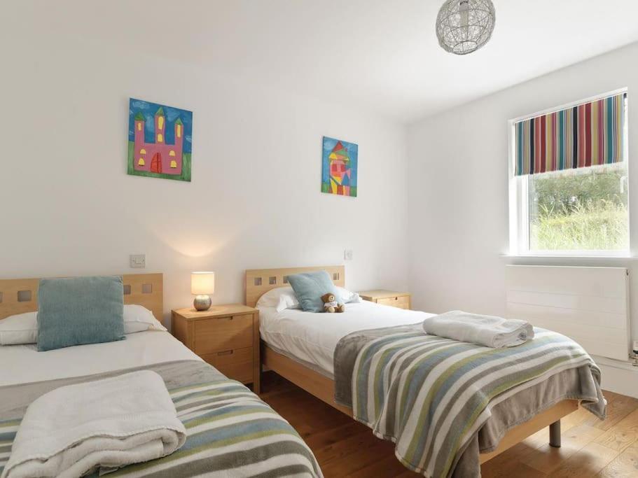 Cotswolds Lake Side Home With Luxury Spa Swallows Nest,Lower Mill Estate, Lakeside Home And Spa With A Harry Potter Cupboard Under The Stairs Somerford Keynes Ngoại thất bức ảnh