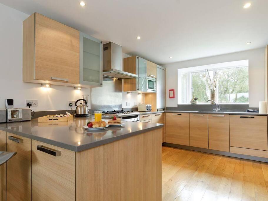 Cotswolds Lake Side Home With Luxury Spa Swallows Nest,Lower Mill Estate, Lakeside Home And Spa With A Harry Potter Cupboard Under The Stairs Somerford Keynes Ngoại thất bức ảnh