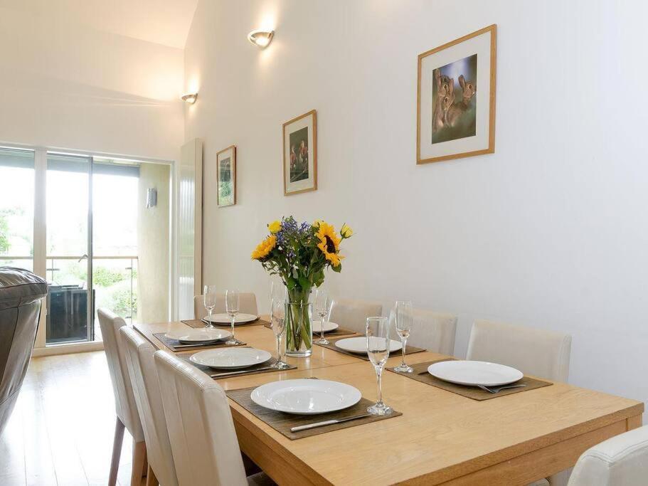 Cotswolds Lake Side Home With Luxury Spa Swallows Nest,Lower Mill Estate, Lakeside Home And Spa With A Harry Potter Cupboard Under The Stairs Somerford Keynes Ngoại thất bức ảnh