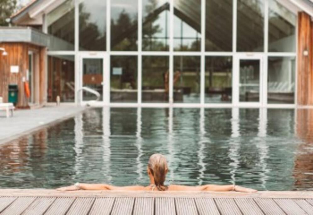 Cotswolds Lake Side Home With Luxury Spa Swallows Nest,Lower Mill Estate, Lakeside Home And Spa With A Harry Potter Cupboard Under The Stairs Somerford Keynes Ngoại thất bức ảnh